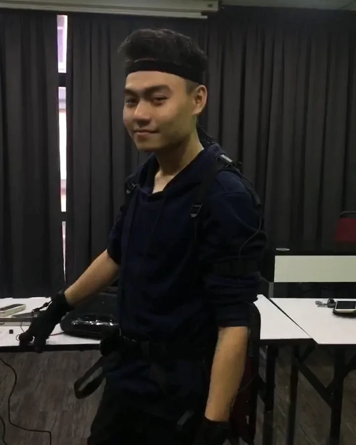 Adli Nasir memakai sut motion capture